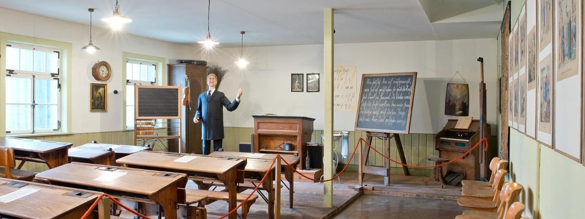 Historisches Klassenzimmer mit Link zum Schulmuseum.