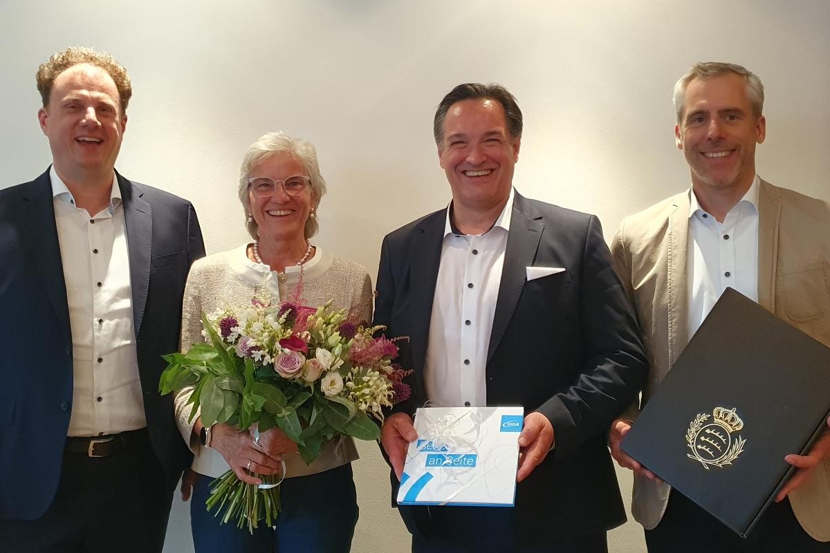 Oberbürgermeisterin Ursula Keck wurde von Prof. Dr. Matthias Knecht, Oberbürgermeister der Stadt Ludwigsburg (von links) sowie von den beiden Geschäftsführern der SWLB, Christian Schneider und Johannes Rager, aus dem Aufsichtsrat verabschiedet.