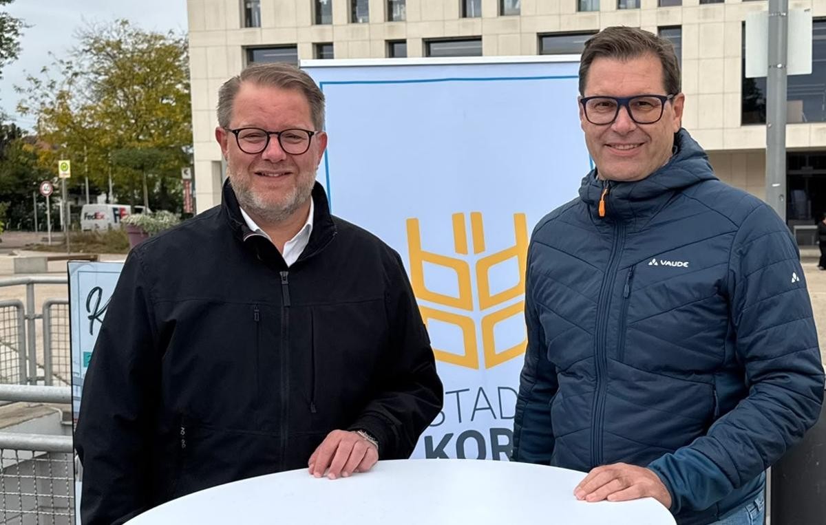 Oberbürgermeister Nico Lauxmann und Erster Bürgermeister Daniel Güthler bei der offenen Bürgersprechstunde auf dem Marktplatz. Oberbürgermeister Nico Lauxmann und Erster Bürgermeister Daniel Güthler bei der offenen Bürgersprechstunde auf dem Marktplatz.