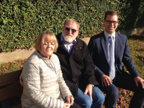 Prof. Dr. Habenicht, seine Ehefrau und Bürgermeister Daniel Güthler haben die neuen Bänke bereits ausprobiert. Prof. Dr. Habenicht, seine Ehefrau und Bürgermeister Daniel Güthler haben die neuen Bänke bereits ausprobiert.