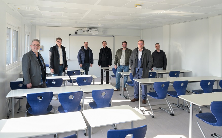 Freuen sich über die neuen, modern ausgestatteten Container-Klassenzimmer (von links): Konrektor Björn Wimmer, Erster Bürgermeister Daniel Güthler, Rektor Boris Rupnow, Fachbereichsleiter Sven Koch, technischer Mitarbeiter Udo Tittes, Oberbürgermeister Nico Lauxmann und Konrektor Holger Hiss. Freuen sich über die neuen, modern ausgestatteten Container-Klassenzimmer (von links): Konrektor Björn Wimmer, Erster Bürgermeister Daniel Güthler, Rektor Boris Rupnow, Fachbereichsleiter Sven Koch, technischer Mitarbeiter Udo Tittes, Oberbürgermeister Nico Lauxmann und Konrektor Holger Hiss.