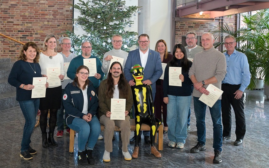 Oberbürgermeister Nico Lauxmann ehrte die Blutspenderinnen und -spender für deren selbstlosen Einsatz und sprach den Mitarbeiterinnen und Mitarbeiter des Deutschen Roten Kreuzes seinen Dank aus.