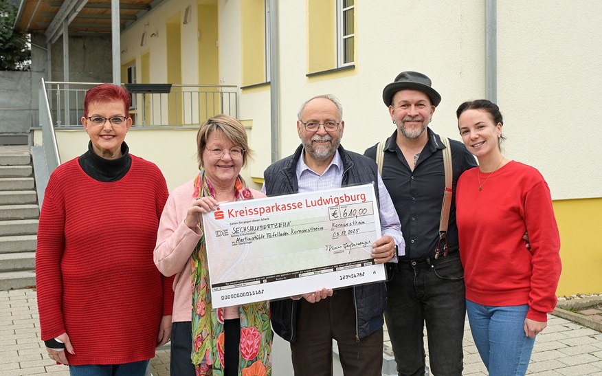  Bürgermeisterin Martina Koch-Haßdenteufel, Eyleen Erlenmaier, von der Stabsstelle Wirtschaftsförderung und Stadtmarketing, und Harald Roth von "Meschugge" übergeben den Spendencheck an Franz Scheuermann und Jacqueline Avagliano vom Leitungsteam des Tafelladens. 