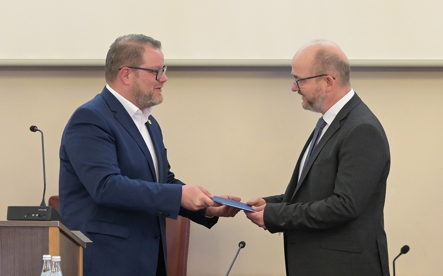 Daniel Pfofe (rechts) wurde in der vergangenen Gemeinderatssitzung von Oberbürgermeister Nico Lauxmann offiziell verpflichtet.