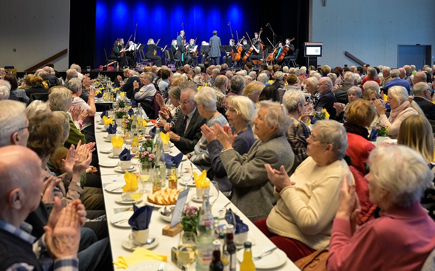 Auf zwei Tage verteilt fanden insgesamt zirka 1.000 Seniorinnen und Senioren den Weg ins Kultur- und Kongresszentrum Das K und genossen schöne Stunden bei der städtischen Seniorenfeier.