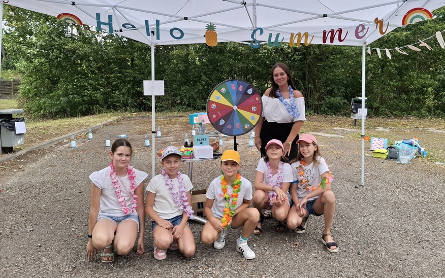 Ella Schmidt (von links), Melinda Silier, Marie Wenske, Paula Schneider und Emma Suikat haben gemeinsam mit Schulsozialarbeiterin Özlem Karabulut beim Sommerfest der Abteilung Jugend Spenden gesammelt.