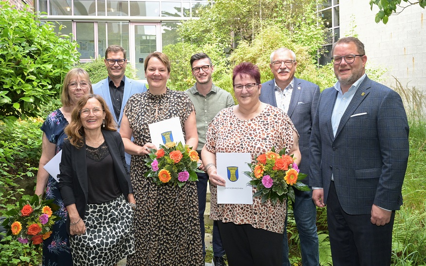 Mit Ramona Pfütze (hinten links), Susanne Lebherz (vorne, Mitte) und Monika Ruth (vorne, rechts) feierten drei langjährige Mitarbeiterinnen der Stadt Kornwestheim ihr Jubiläum im öffentlichen Dienst. Dazu gratulierten Fachbereichsleiterin Birgit Scheurer, Erster Bürgermeister Daniel Güthler (hinten, von links), Abteilungsleiter Valentin Flesch, Personalratsvorsitzender Hartmut Blechschmied und Oberbürgermeister Nico Lauxmann. Mit Ramona Pfütze (hinten links), Susanne Lebherz (vorne, Mitte) und Monika Ruth (vorne, rechts) feierten drei langjährige Mitarbeiterinnen der Stadt Kornwestheim ihr Jubiläum im öffentlichen Dienst. Dazu gratulierten Fachbereichsleiterin Birgit Scheurer, Erster Bürgermeister Daniel Güthler (hinten, von links), Abteilungsleiter Valentin Flesch, Personalratsvorsitzender Hartmut Blechschmied und Oberbürgermeister Nico Lauxmann.