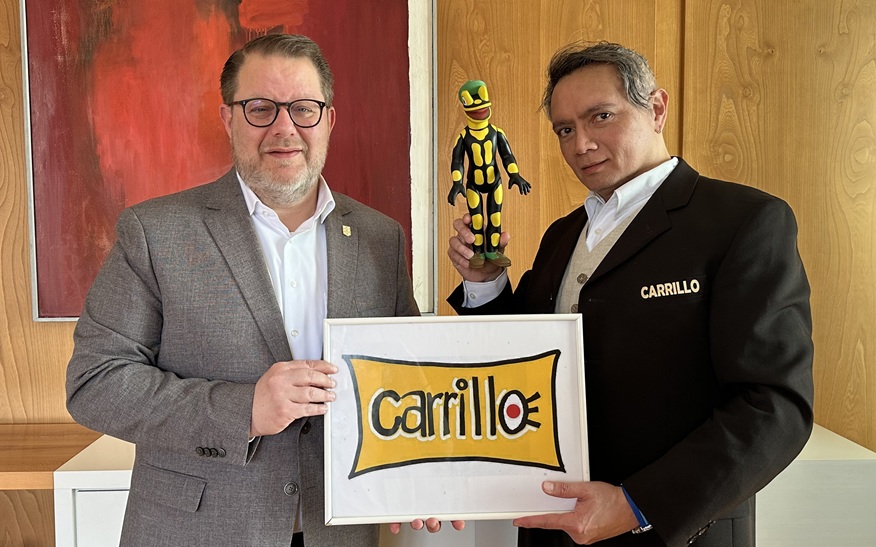 Karikaturist Hugo Carrillo zum Abschiedsbesuch bei Oberbürgermeister Nico Lauxmann