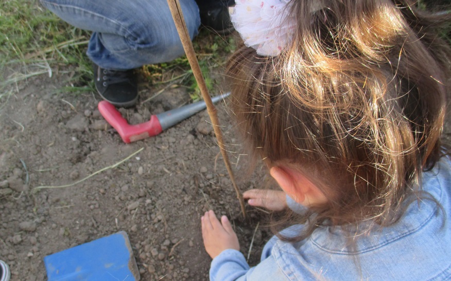 Kinder entdecken das Gärtnern mit dem Verein Urban Gardening