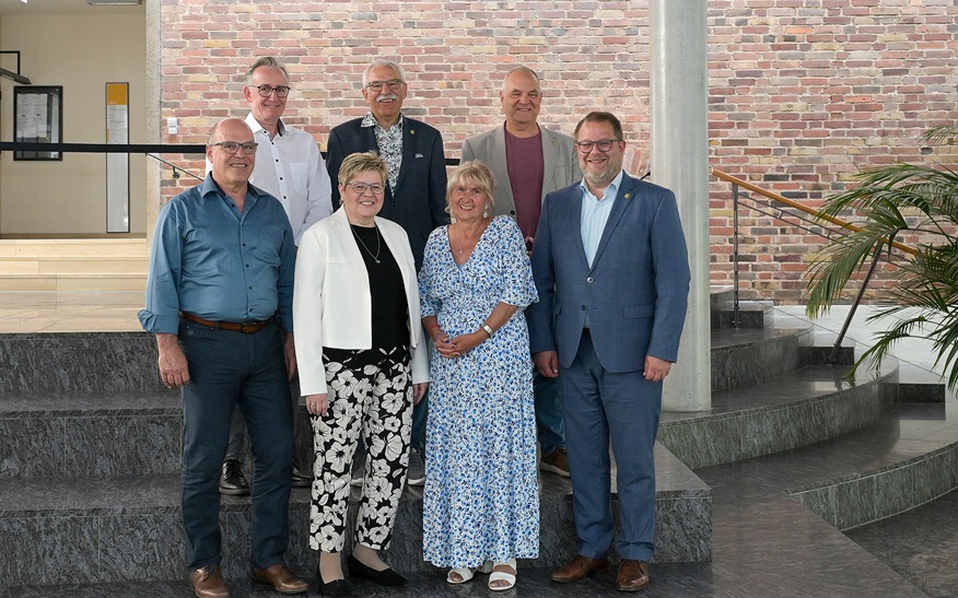 Gemeinsam mit den jeweiligen Vorgesetzten Michael Siegel (hinten, von links), Hartmut Blechschmied und Jürgen Deiß hat Oberbürgermeister Nico Lauxmann zuletzt Michael Kurz (vorne, von links), Eva Frach und Barbara Römer nach vielen Jahren im Dienste der Stadt Kornwestheim in den Ruhestand verabschiedet.