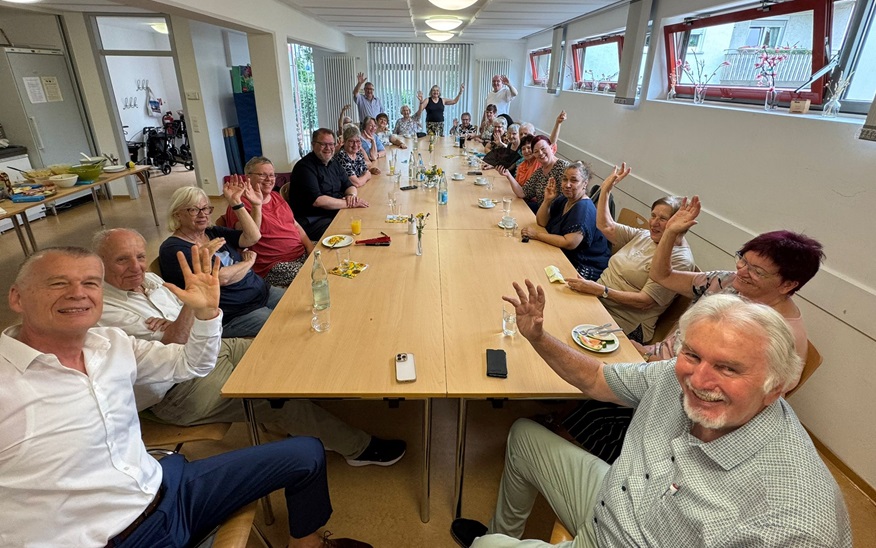 Oberbürgermeister Nico Lauxmann (Fünfter von links) hat sich mit im Nachbarschaftscafé im BFZ mit zahlreichen Bewohnerinnen und Bewohnern der Weststadt ausgetauscht.