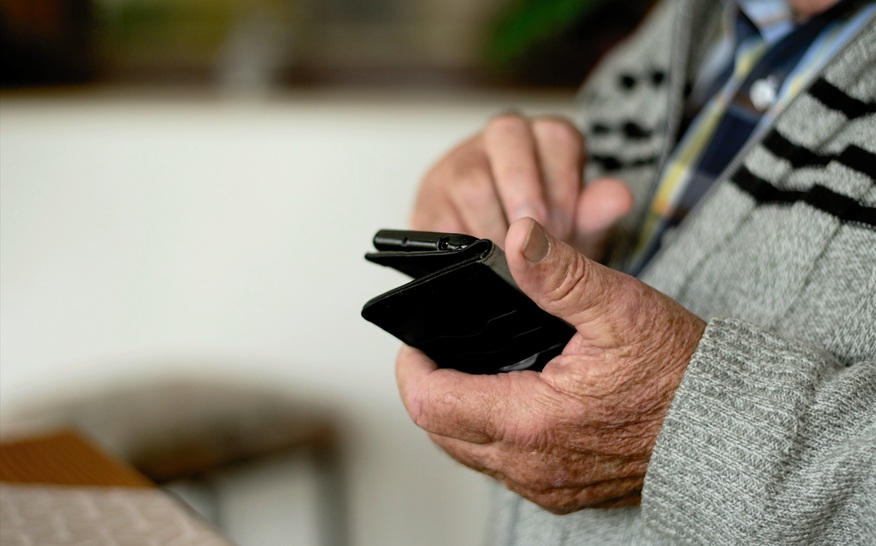 Die Medienmentorinnen und -mentoren unterstützen ältere Menschen gerne bei der Nutzung von Smartphone, Tablet und Computer. Foto: pixabay.com Die Medienmentorinnen und -mentoren unterstützen ältere Menschen gerne bei der Nutzung von Smartphone, Tablet und Computer. Foto: pixabay.com