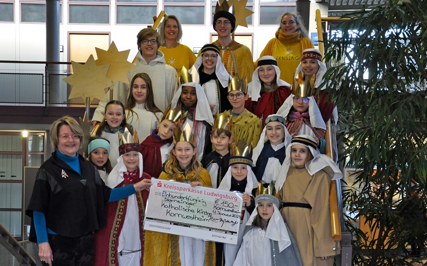 Bürgermeisterin Martina Koch-Haßdenteufel hat den Sternsingerinnen und Sternsingern der St.-Martinus-Gemeinde Kornwestheim einen Spendenscheck und einen Süßigkeitenkorb überreicht.