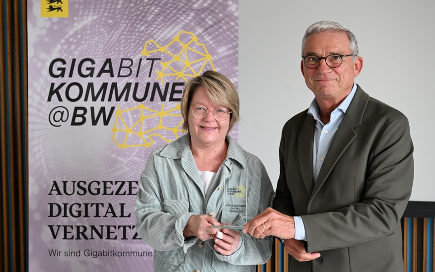 Der Ministerpräsident und Digitalisierungsminister Thomas Strobl überreichte Bürgermeisterin Martina Koch-Haßdenteufel den Award zur Auszeichnung als "Gigabitkommune@BW". Foto: Ministerium des Inneren, für Digitalisierung und Kommunen Baden-Württemberg