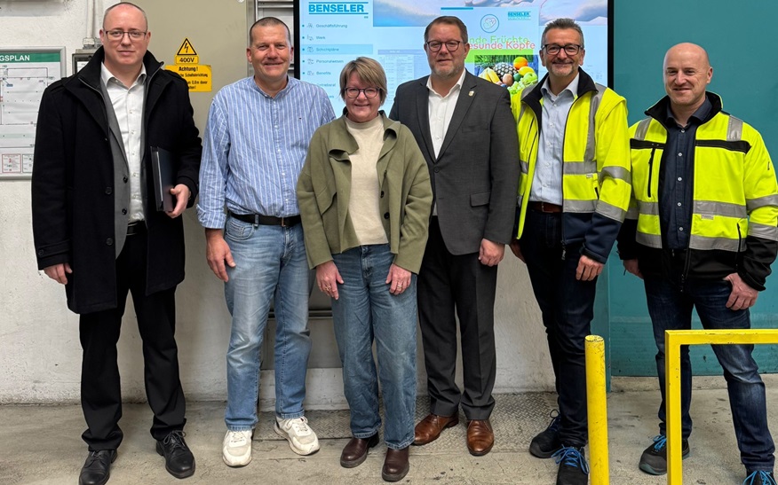 Oberbürgermeister Nico Lauxmann, Bürgermeisterin Martina Koch-Haßdenteufel und Gernot Haiges von der Stabsstelle Wirtschaftsförderung und Stadtmarketing gemeinsam mit Dr. Mathias Mühleisen (Geschäftsführer), Tobias Bombis (Werkleiter) und Uwe Büchle (Vertriebsleiter) der BENSELER BESCHICHTUNGEN GmbH & Co. KG. 