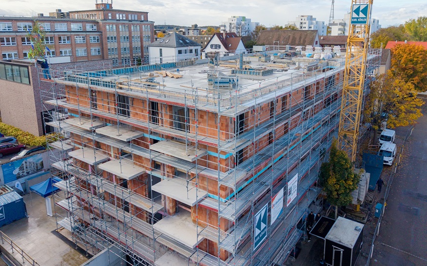 Das Gebäude in der Poststraße, hier beim Richtfest im Oktober 2025, soll bereits in diesem Sommer bezogen werden.