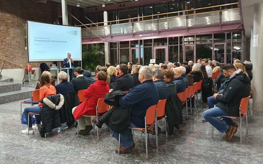 Zirka 70 Bürgerinnen und Bürger haben sich Zeit genommen, um mit der Stadtverwaltung über die anstehende Umgestaltung der Güterbahnhofstraße zu diskutieren.