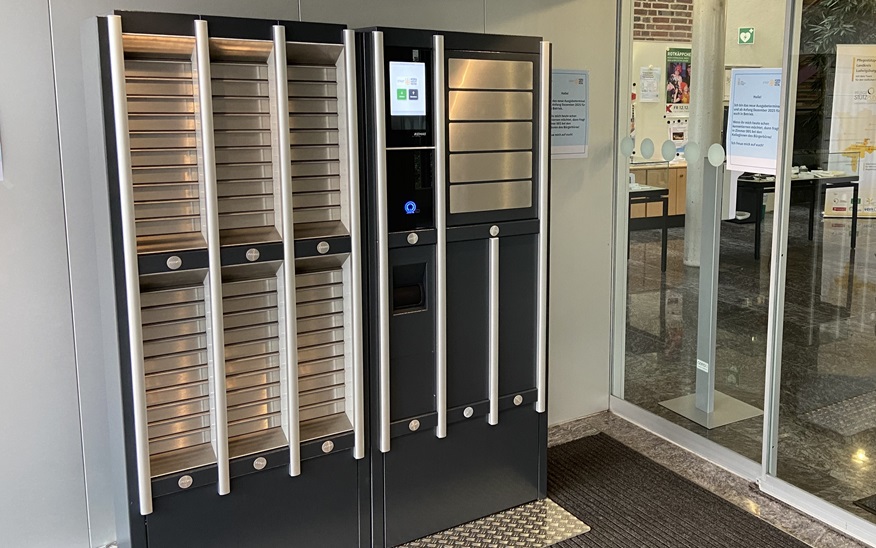 Das Abholterminal steht im Windfang des Rathaus-Haupteingangs ab sofort rund um die Uhr zur Verfügung