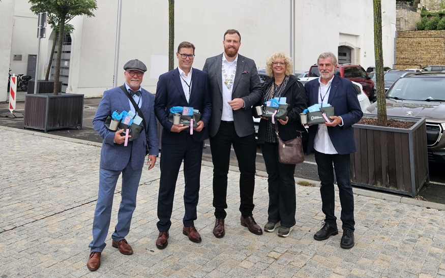 Der Weißenfelser Oberbürgermeister Martin Papke (Mitte) empfing die Kornwestheimer Delegation um Wolfgang Kühn (von links), Erster Bürgermeister Daniel Güthler, Sylvia Rauscher und Dr. Roland Bertet sehr herzlich. Der Weißenfelser Oberbürgermeister Martin Papke (Mitte) empfing die Kornwestheimer Delegation um Wolfgang Kühn (von links), Erster Bürgermeister Daniel Güthler, Sylvia Rauscher und Dr. Roland Bertet sehr herzlich.