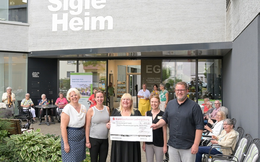 Freuen sich über die Spende: Einrichtungsleiterin Beate Dornbusch (von links), Eyleen Erlenmaier vom Stadtmarketing der Stadt Kornwestheim, Vereinsvorsitzende Anita Scholl, Julia Rathfelder und Oberbürgermeister Nico Lauxmann.
