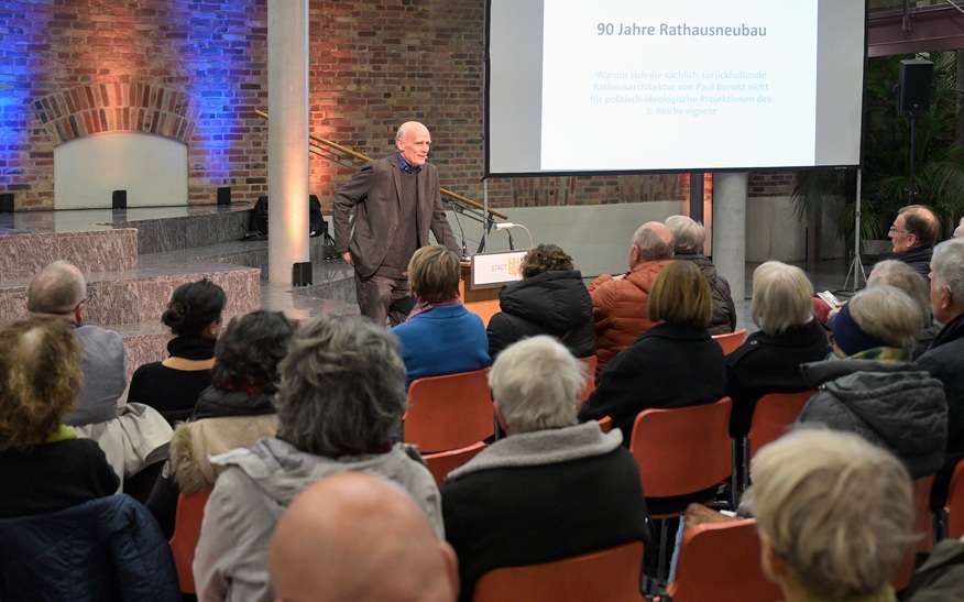 Für den krönenden Abschluss sorgte ein Vortrag von Dr. Dietrich Heißenbüttel zu 90 Jahre Rathausneubau.