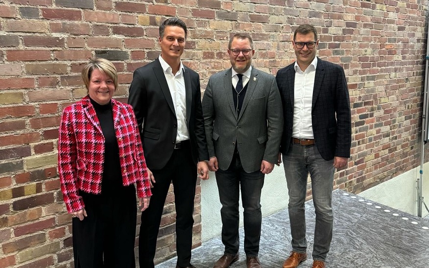 Derya Kilinc (Zweiter von links) wurde am Donnerstag von Oberbürgermeister Nico Lauxmann, Erster Bürgermeister Daniel Güthler und Bürgermeisterin Martina Koch-Haßdenteufel herzlich begrüßt.