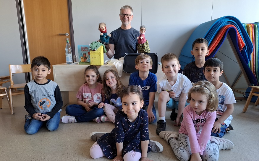 Die Kinder der Kita Jakob-Sigle-Platz fieberten bei Michael Ilks spannender Lesung mit.