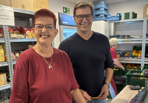 Erster Bürgermeister Daniel Güthler bei seinem Arbeitseinsatz im Tafelladen gemeinsam mit Jacqueline Avagliano von der Katholischen Kirchengemeinde.