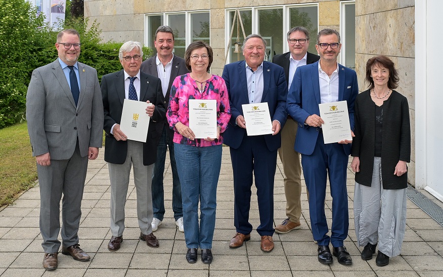 Oberbürgermeister Nico Lauxmann (von links, vorne) zeichnete bei der gemeinsamen Ehrungsveranstaltung Jürgen Haasis, Marianne Dachtler, Gerhard Bahmann und Ioannis Galimpas aus. Auch Claudia Münkel, Leiterin des Fachbereichs Kultur und Sport der Stadt Kornwestheim, sowie die Dachverbandsvorsitzenden Marcus Gessl (hinten links) und Oliver Hicking freuten sich über einen gelungenen Ehrungsabend.