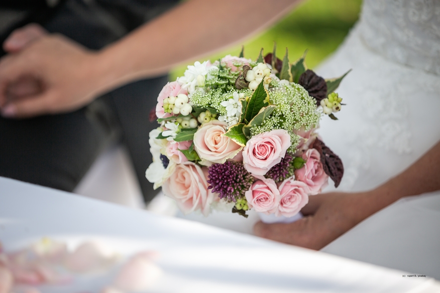 Hochzeitspaar mit Blumenstrauß