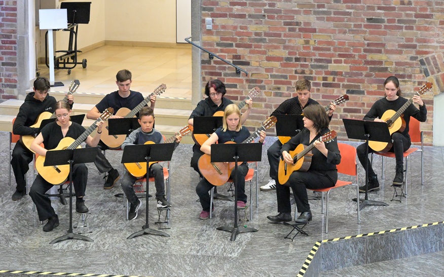 Das Gitarrenensemble der Musikschule sorgte für die musikalische Untermalung.