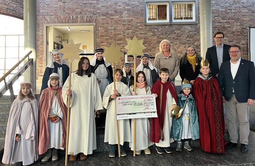 Oberbürgermeister Nico Lauxmann und Erster Bürgermeister Daniel Güthler haben den Sternsingerinnen und Sternsingern der St.-Martinus-Gemeinde Kornwestheim einen Spendenscheck und einen Süßigkeitenkorb überreicht.