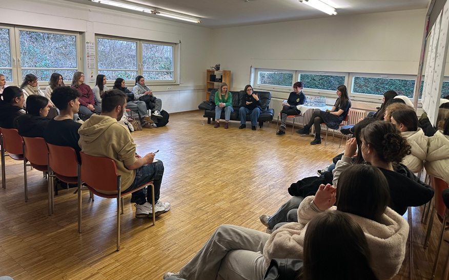 Im Laufe der einzelnen Diskussionsrunden zu unterschiedlichen Themen hatten die Schülerinnen und Schüler die Möglichkeit, ihre Fragen zu stellen. Im Laufe der einzelnen Diskussionsrunden zu unterschiedlichen Themen hatten die Schülerinnen und Schüler die Möglichkeit, ihre Fragen zu stellen.