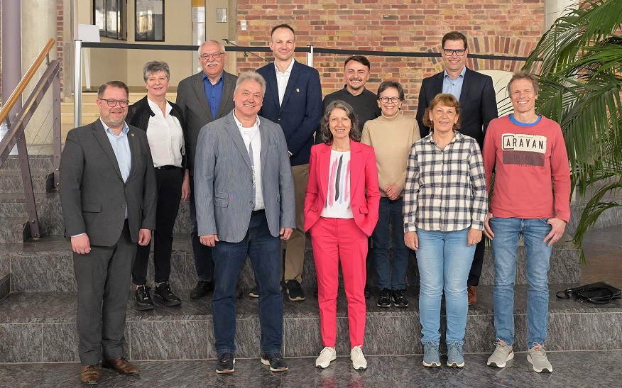 Gemeinsam mit dem Personalratsvorsitzenden Hartmut Blechschmied, Erster Bürgermeister Daniel Güthler und den Fachbereichsleitungen beziehungsweise deren Stellvertretungen hat Oberbürgermeister Nico Lauxmann Elke Schnur (von links), Uschi Saur, Gudrun Hartmann und Heidi Wörfel verabschiedet.