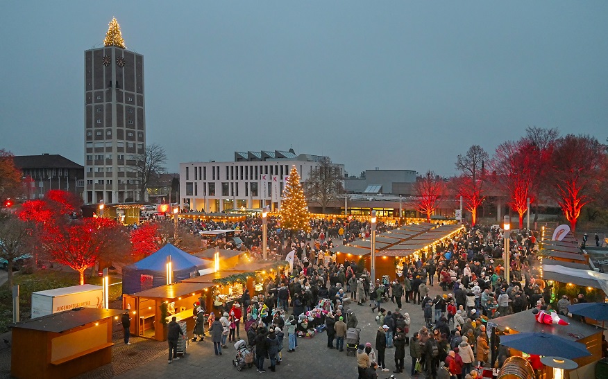 n diesem Jahr entsteht auf dem Marktplatz ein stimmungsvolles Weihnachtsdorf mit 52 Buden.