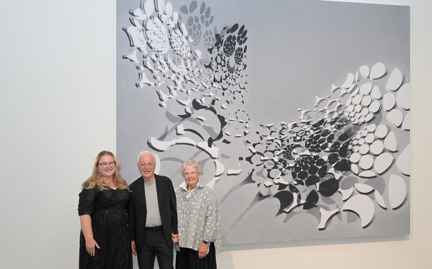Museumsleiterin Saskia Dams (von links) ist dankbar für die großzügige Unterstützung von Jörg Michelfelder und dessen Partnerin Alice Kubler.