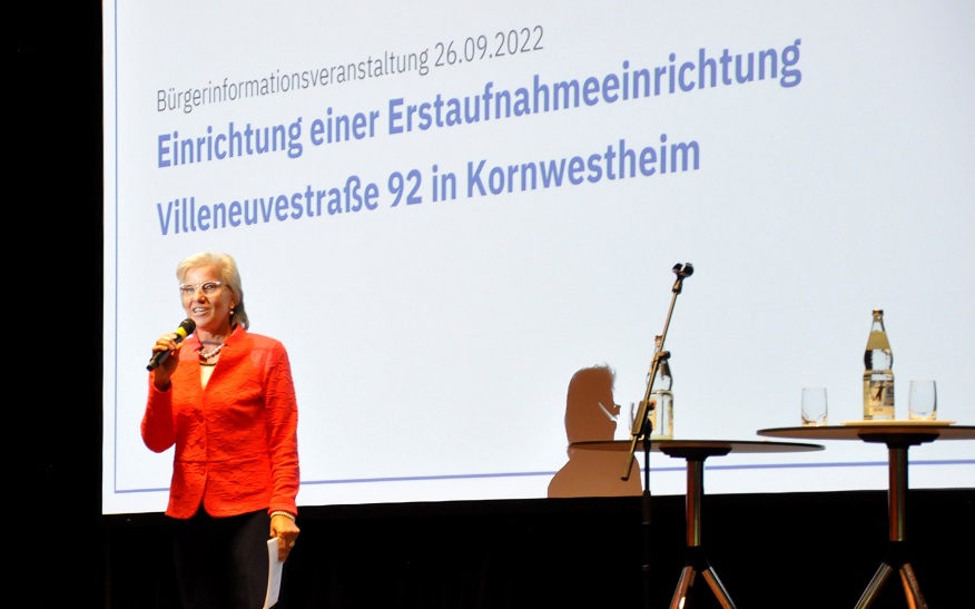 Oberbürgermeisterin Ursula Keck berichtete bei der Bürgerinformationsveranstaltung am Montagabend unter anderem von den Vorteilen, die die Einrichtung einer Erstaufnahme mit sich bringt.