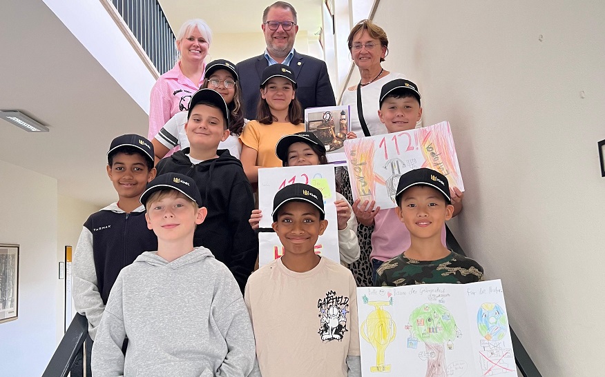 Die Schülerinnen und Schüler der Silcherschule präsentierten Oberbürgermeister Nico Lauxmann stolz, was sie im Rahmen des Europäischen Wettbewerbs gelernt und erarbeitet hatten.