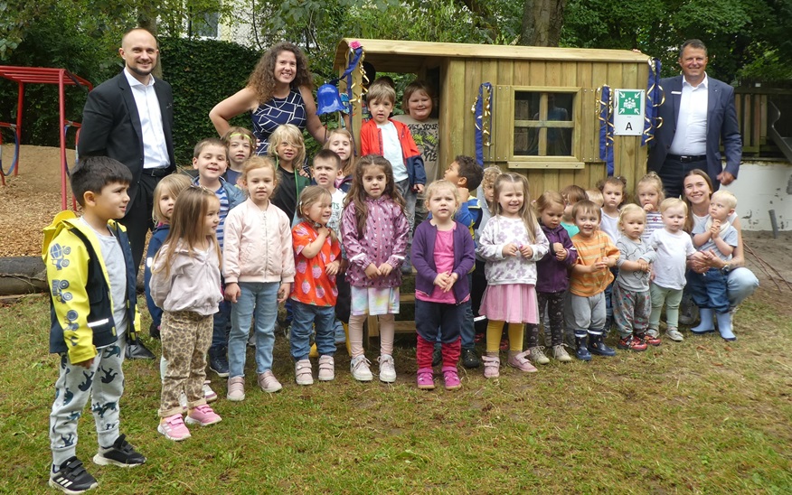 Große Freude über neuen Holzbauwagen im Kindergarten Weimarstraße