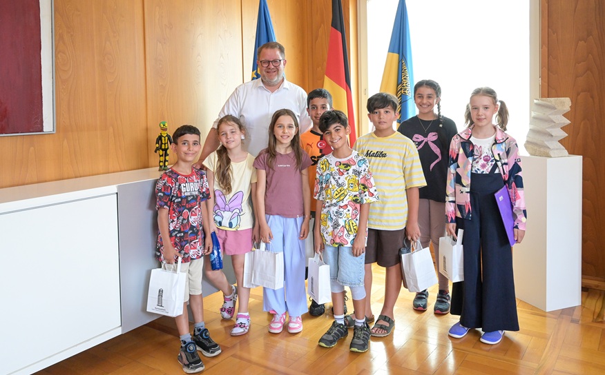 Die Schülerinnen und Schüler der Silcherschule präsentierten Oberbürgermeister Nico Lauxmann stolz, was sie im Rahmen des Europäischen Wettbewerbs gelernt und erarbeitet hatten.