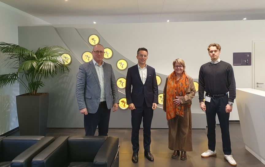 Zu Besuch bei der SATA GmbH & Co.KG von der Wirtschaftsförderung Gernot Haiges, Geschäftsführer von SATA Florian Kaiser, BM Martina Koch-Haßdenteufel und Student Louis Keller
