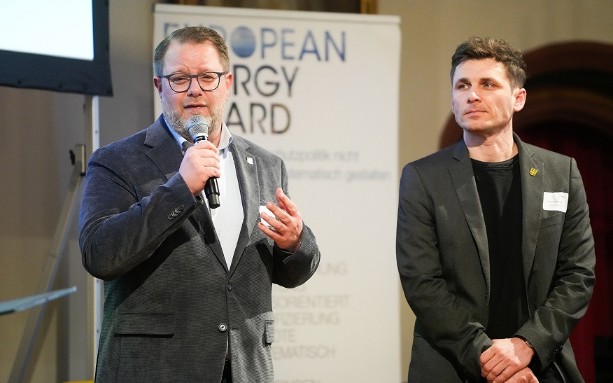 Oberbürgermeister Nico Lauxmann (links) und Christopher King (rechts), Leiter der Stabsstelle Umwelt- und Klimaschutz, durften in Freiburg den European Energy Award entgegennehmen. Foto: KEA-BW/Iris Rothe Oberbürgermeister Nico Lauxmann (links) und Christopher King (rechts), Leiter der Stabsstelle Umwelt- und Klimaschutz, durften in Freiburg den European Energy Award entgegennehmen. Foto: KEA-BW/Iris Rothe