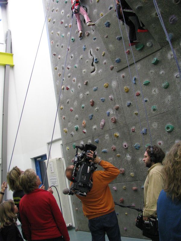 Kind an der Kletterwand Kind an der Kletterwand