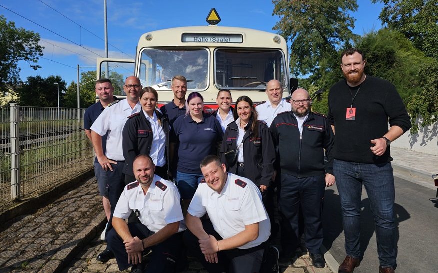 Auch die Feuerwehr war mit einer achtköpfigen Abordnung in Weißenfels vertreten und wurde von Oberbürgermeister Martin Papke (rechts) in Empfang genommen.