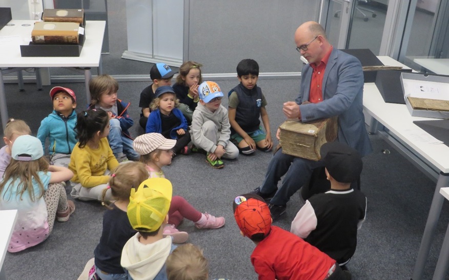 Die Kinder der Kita Weimarstraße beim Besuch im Grundbuchzentralarchiv.