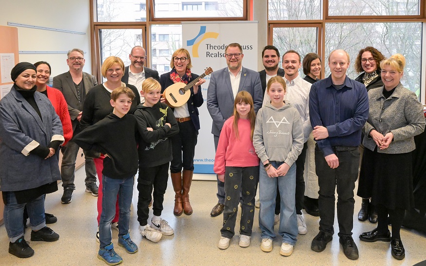 Oberbürgermeister Nico Lauxmann besuchte gemeinsam mit Vector-Stiftungsvorständin Edith Wolf (mit Ukulele) die Theodor-Heuss-Realschule.
