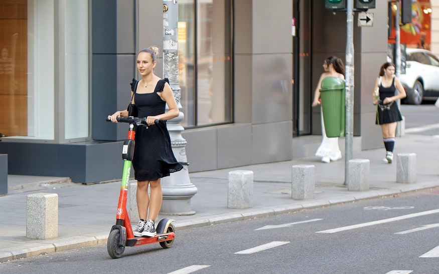 E-Roller und E-Bikes gehören wie Fahrräder auf Radwege, Radfahrstreifen oder die Straße E-Roller und E-Bikes gehören wie Fahrräder auf Radwege, Radfahrstreifen oder die Straße