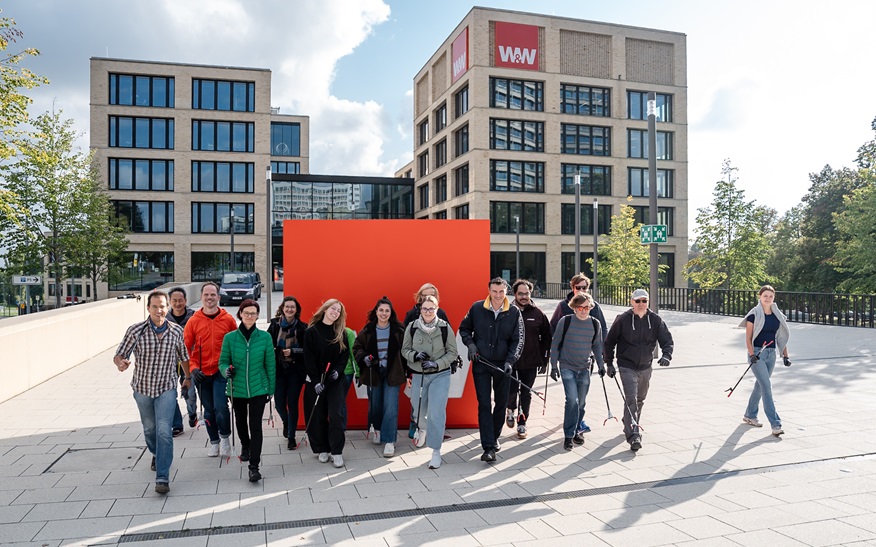 Die W&W-Mitarbeitenden sammelten sowohl auf dem Campus und in Richtung Autokino als auch in Richtung Bahnhof Müll. Insgesamt kamen 20 Säcke zusammen. Foto: W&W