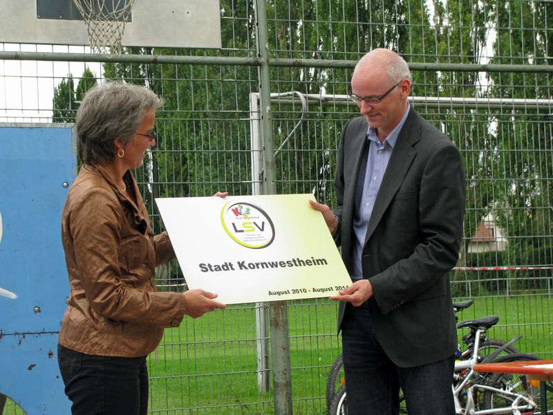 Oberbürgermeisterin Ursula Keck nimmt die Auszeichnung durch den Landessportverband Baden-Württemberg, vertreten durch Herrn Bernd Röber, entgegen.