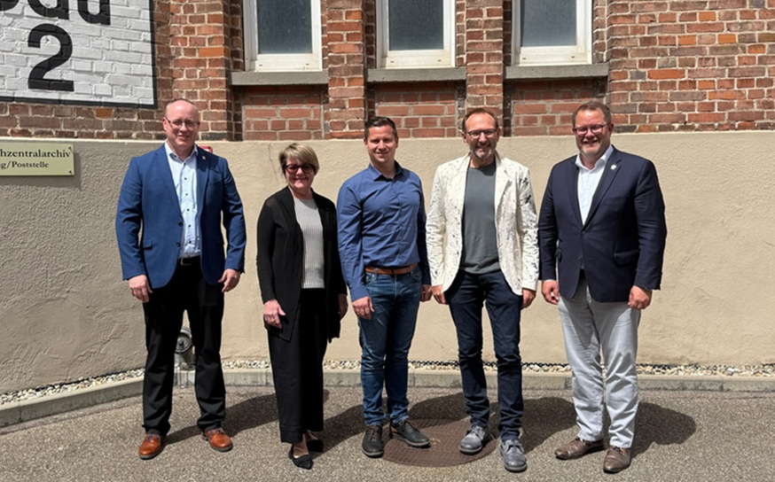 Oberbürgermeister Nico Lauxmann, Bürgermeisterin Martina Koch-Haßdenteufel und Gernot Haiges von der Wirtschaftsförderung der Stadt Kornwestheim zu Besuch bei Hafner-Pneumatik Krämer GmbH & Co. KG: Sales Manager Kevin Peter (Mitte) und Geschäftsführer Andreas Krämer (Zweiter von rechts). 